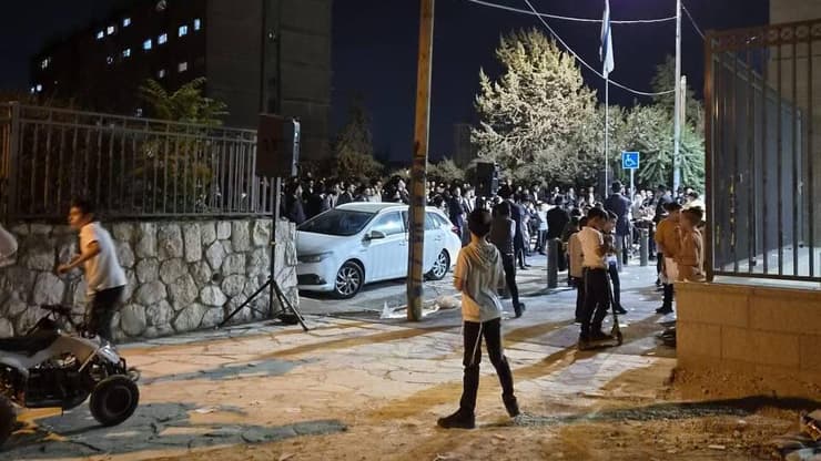 מחאת החרדים ליד בית הספר, אמש מחאת החרדים ליד בית הספר