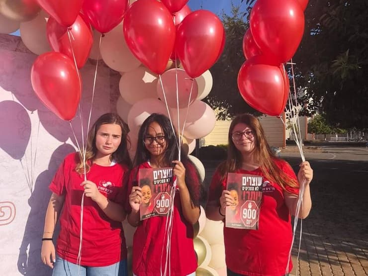 בלונים למען היימנוט גם במקיף ט' באשדוד (צילום: עיריית אשדוד) במקיף ט׳ באשדוד לקראת פתיחת שנת הלימודים, משפחת קסאו והמטה למען היימנוט