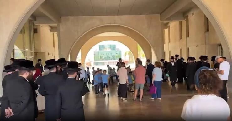 התלמידים מוחים ליד בניין הערייה תלמידי בית הספר הממלכתי-חרדי באשדוד הגיעו למחות מול העיריה על כך שלטענתם לא מאפשרים מבנה תקין לילדים חרדים