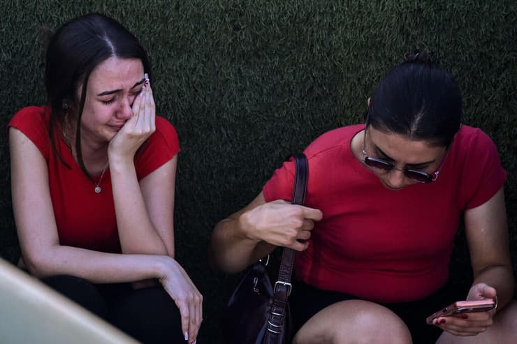 ממתינים בדמעות לעדכונים על החוף (צילום: Jewel SAMAD / AFP) אסון טביעה מעבורת צפון קפריסין קפריסין הטורקית טורקיה קרובי משפחה