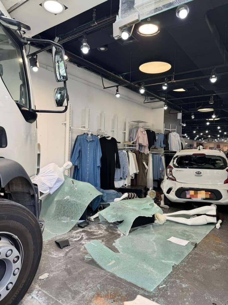צילום: תיעוד מבצעי מד"א התקבל דיווח של מד"א במרחב לכיש על רכב שהתנגש בחלון חנות לאחר שנפגע ממשאית בדרך הדרום בקריית גת