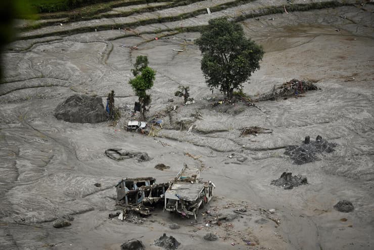 צילום: REUTERS/Stringer, ANGAD DHAKAL נפאל אסון שיטפון גבול טיבט מחפשים הריסות
