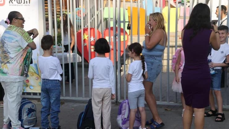 פתיחת שנת הלימודים בבית הספר הנשיא בבת ים (צילום: מוטי קמחי) פתיחת שנת הלימודים בבית הספר הנשיא בבת ים