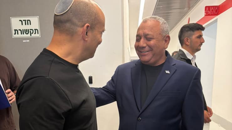 הניסיון ההדדי לשתות מנדטים בעיצומו. איזנקוט ובנט גדי איזנקוט בנט נפתלי בועידת זמן הכרעה