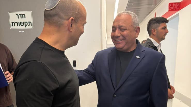 גדי איזנקוט ונפתלי בנט. בגוש האופוזיציה הביעו חשדנות גדי איזנקוט בנט נפתלי בועידת זמן הכרעה