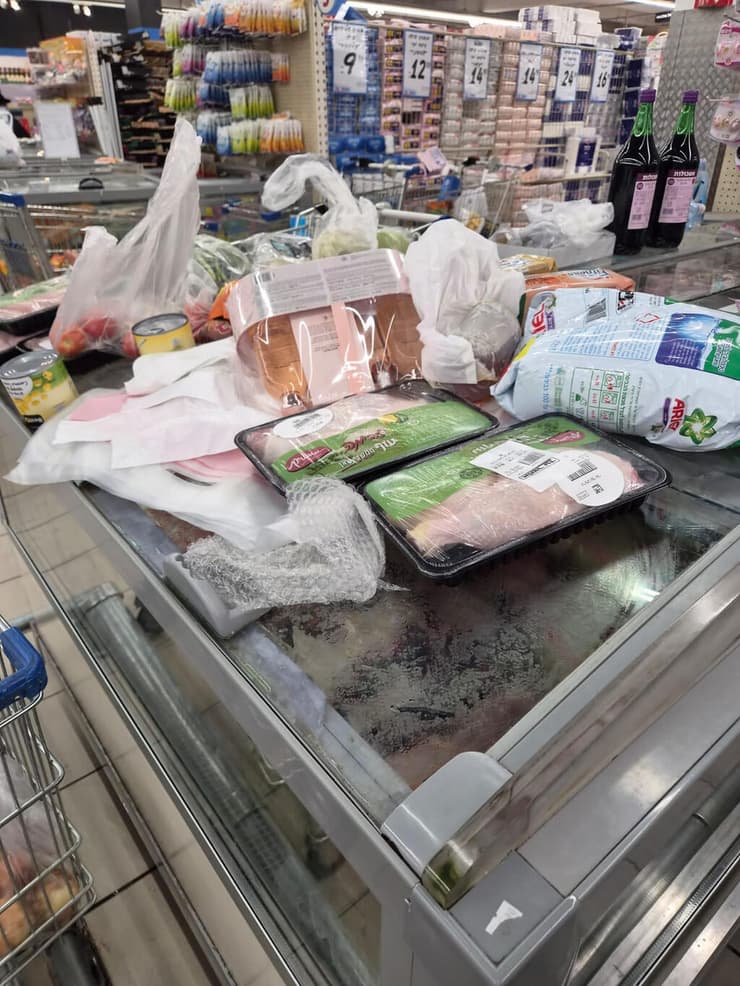 עוף על מקרר הגלידות בסניף אושר עד קניון איילון (צילום: שושנה חן) עוף על מקרר הגלידות בסניף אושר עד סמוך לקניון איילון