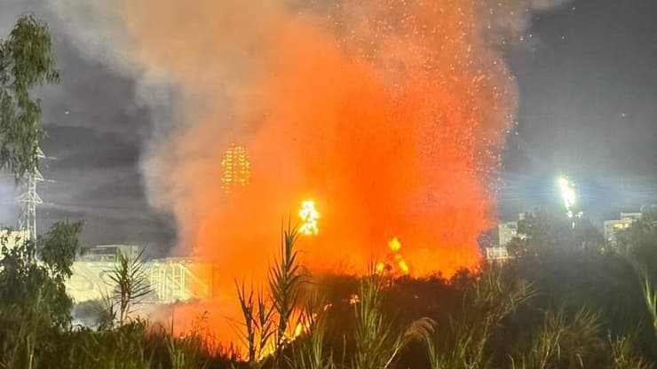שריפת קוצים בשתי גדות נחל הירקון שברמת גן (צילום: כבאות והצלה לישראל) שריפת קוצים בשתי גדות נחל הירקון שברמת גן