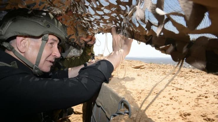 איפה "הניצחון המוחלט"? ראש הממשלה נתניהו בסיור ברצועת עזה (צילום: עמוס בן גרשום/ לע״מ) ראש הממשלה בנימין נתניהו בסיור ברצועת עזה