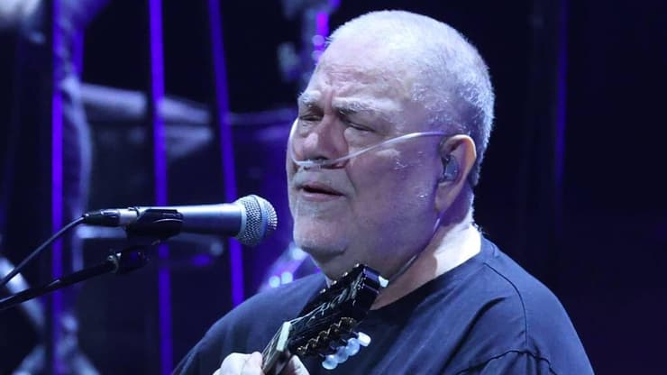 יהודה פוליקר מופיע מחובר למחולל חמצן (צילום: מוטי קמחי) יהודה פוליקר מופיע עם חמצן