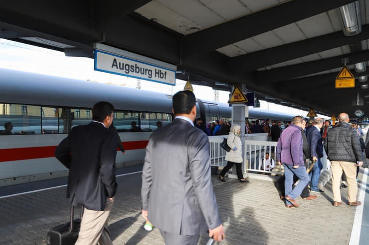 תחנת הרכבת באאוגסבורג. החפץ התפוצץ במעבר של המבנה (צילום: Michael715 / Shutterstock) גרמניה תחנת רכבת הרכבת מרכזית המרכזית ב אאוגסבורג אוגסבורג פיצוץ