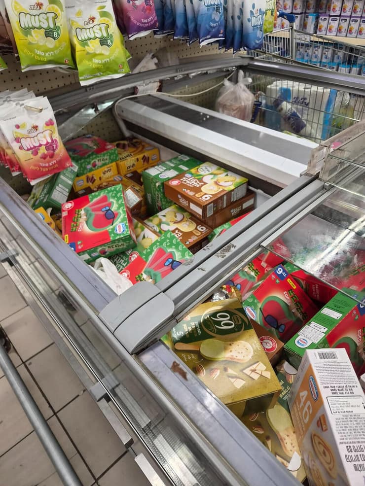 מקרר בלי דלתות בסניף אושר עד קניון איילון (צילום: שושנה חן) מקרר בלי דלתות בסניף אושר עד מול קניון איילון