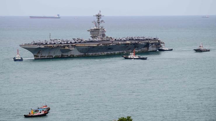 נושאת המטוסים האמריקנית USS Abraham Lincoln בדרכה לנמל לאם צ'באנג, סמוך לפטאיה 