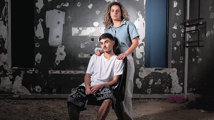 "כל רעש חזק שאתה שומע מחזיר אותך לאותם רגעים". ענבל אוחנה ובנה אורי (צילום: יובל חן) ענבל אוחנה ובנה אורי