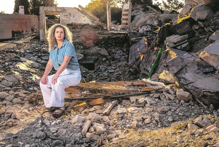 הנפש עדיין מצולקת. ענבל אוחנה בזירת הפגיעה בבית שמש (צילום: יובל חן) ענבל אוחנה מבית שמש, שביתה נחרב מפגיעת טיל