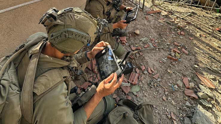 מערכת השליטה של AITAN בפעולה במהלך מלחמת חרבות ברזל (צילום: שני צדיקריו) מערכת השליטה של AITAN בפעולה במהלך מלחמת חרבות ברזל