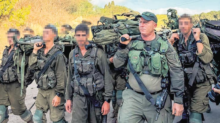 מויאל עם חייליו במסע. "בעבר לא התייחסו אלינו ברצינות. היום יש גאווה גדולה" (צילום: דובר צה"ל) אלוף משנה אריק מויאל, מפקד חטיבת הנח"ל, עם חייליו במסע