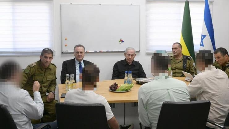 לוחמי השב"כ שניהלו את המבצע בפגישה עם נתניהו וכ"ץ באוגדת עזה (צילום: עמוס בן גרשום/ לע"מ) נתניהו מבקר באוגדת עזה