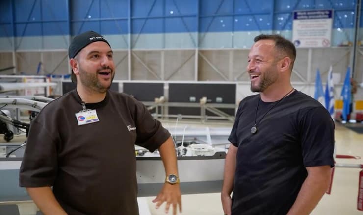שלומי יפרח וירמיה זיכרמן במפעל המל"טים (צילום: ירון שרון) שלומי יפרח וירמיה זיכרמן במפעל המל"טים