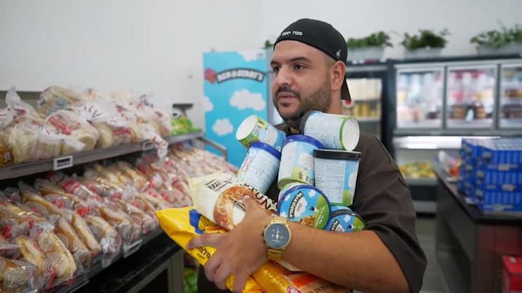 "קניות לשבת", שלומי יפרח בתעשייה האווירית (צילום: ירון שרון) "קניות לשבת", שלומי יפרח בתעשייה האווירית