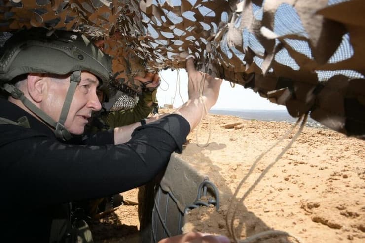 נתניהו במוצב צה"ל ברצועת עזה, היום (צילום: עמוס בן גרשום/ לע״מ) ראש הממשלה בנימין נתניהו בסיור ברצועת עזה