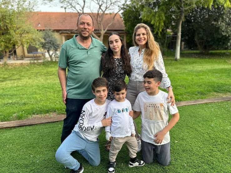 משפחת וינשטיין עם עומר ז"ל. "האובדן לא מסתיים בהלוויה ולא בשנה הראשונה" (צילום: אלבום פרטי) משפחת וינשטיין עם עומר ז"ל. "האובדן לא מסתיים בהלוויה ולא בשנה הראשונה"