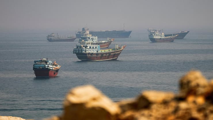 כלי שיט בהורמוז, סוף אוגוסט (צילום: REUTERS/Stringer) כלי שיט ספינות ספינה מצר הורמוז סוף אוגוסט