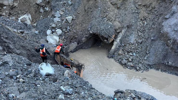 צילום: Nepal Army/Handout via REUTERS נפאל אסון שיטפון גבול טיבט חיילים מ צבא נפאל חיפוש ב מנהרה ליד מתקן הידרואלקטרי