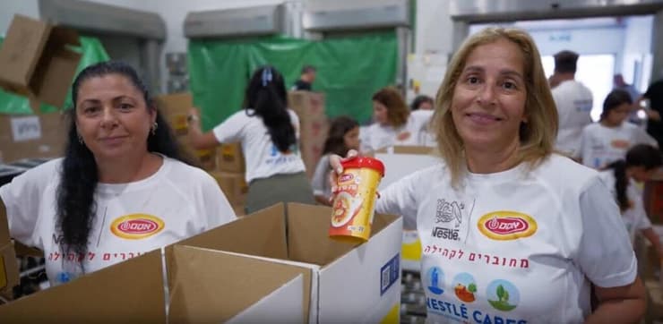 מתנדבי אסם נסטלה אורזים מארזים לחגים (צילום: ירון שרון) אריזות לחג - אסם-נסטלה