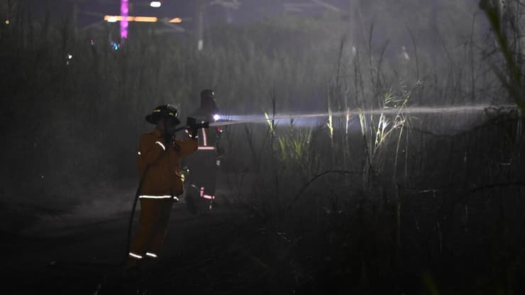 הצוותים בזירה (צילום: יובל חן) כיבוי שריפת הקוצים ברמת גן
