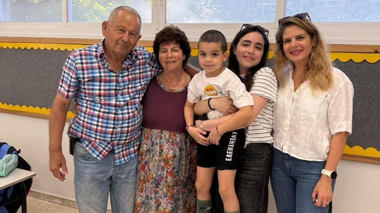 ניתאי ומשפחתו בבוקר פתיחת שנת הלימודים. "הוא לא רק ילד שאיבד את אבא שלו" (צילום: אלבום פרטי) ניתאי ומשפחתו בבוקר פתיחת שנת הלימודים. "הוא לא רק ילד שאיבד את אבא שלו"