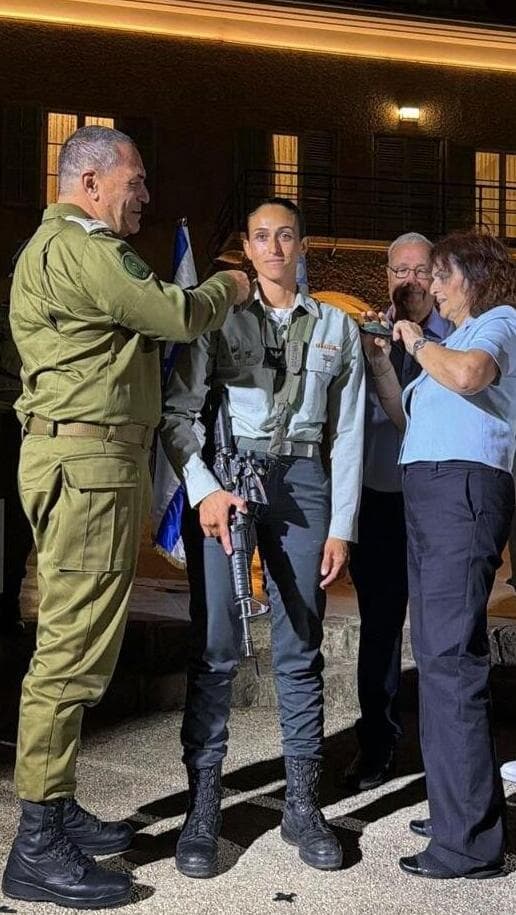 אלוף-משנה ירדן שוקרון לצד הרמטכ"ל (צילום: דובר צה"ל) אלוף-משנה ירדן שוקרון לצד הרמטכ"ל