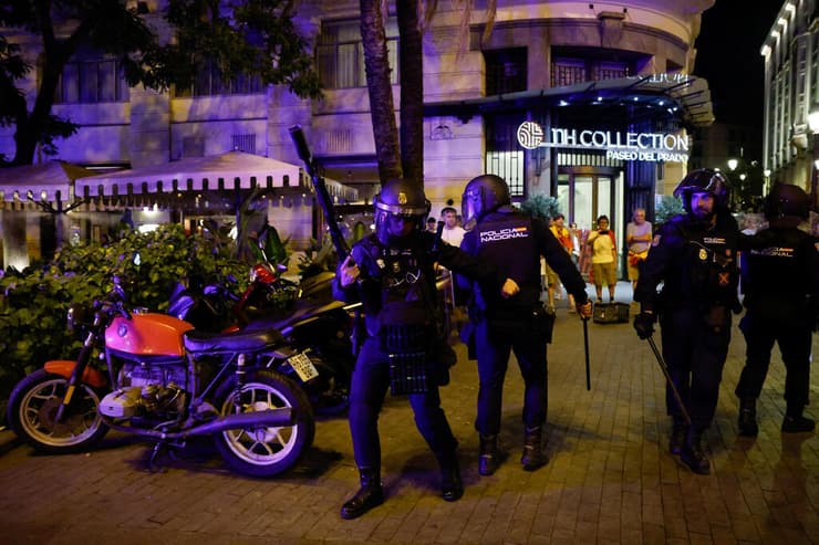 צילום: REUTERS/Violeta Santos Moura מדריד ספרד הפגנה בעד סאוטה ונגד ראש הממשלה פדרו סנצ'ס