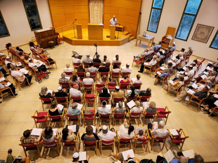 "אנחנו אומרים, 'בואו כמו שאתם ואתן', הקהילות שלנו עוטפות ומקבלות", אנה קיסלנסקי (צילום: יואב דותן) תפילה של הקהילה הרפורמית