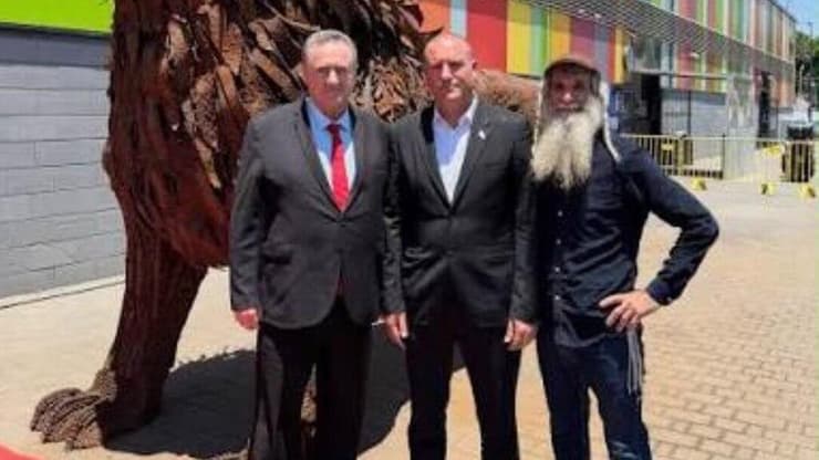 כ"ץ ליד האריה (צילום: עיריית רחובות) ישראל כ"ץ ברחובות ליד יצירת האריה