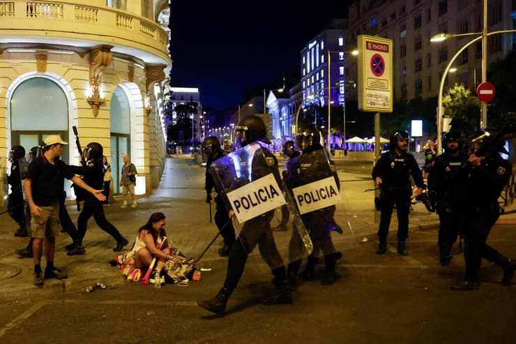 צילום: REUTERS/Violeta Santos Moura מדריד ספרד הפגנה בעד סאוטה ונגד ראש הממשלה פדרו סנצ'ס