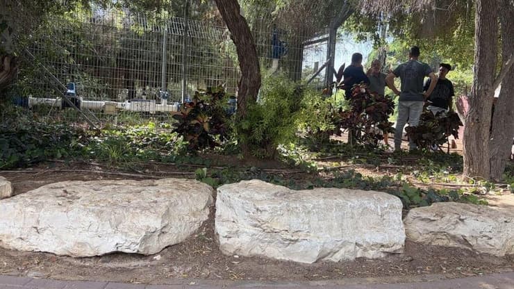 אנשי מקורות בנטעים (צילום: מאיר תורג'מן ) אנשי מקורות עם דני נודלמן איש שאחראי על משק המים במושב נטעים