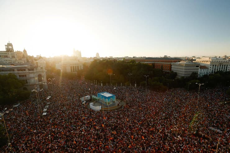 הפגנת הענק אמש בבירה הספרדית (צילום: REUTERS/Violeta Santos Moura) מדריד ספרד הפגנה בעד סאוטה ונגד ראש הממשלה פדרו סנצ'ס
