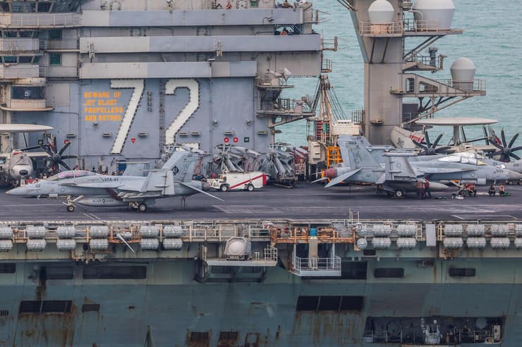 צילום: REUTERS/Chalinee Thirasupa 2 בספטמבר נושאת המטוסים USS אברהם לינקולן מגיעה לנמל לאם צ'באנג תאילנד אחרי משימה של 268 יום בלב ים כחלק מהמלחמה מול איראן