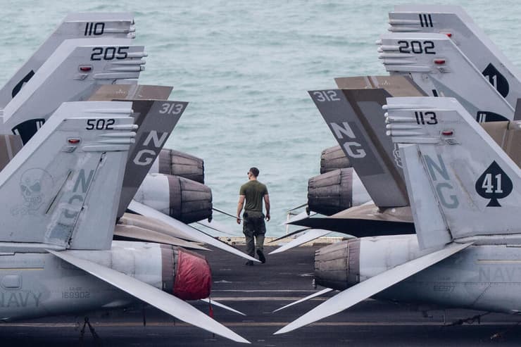 צילום: ANTHONY WALLACE / AFP 2 בספטמבר נושאת המטוסים USS אברהם לינקולן מגיעה לנמל לאם צ'באנג תאילנד אחרי משימה של 268 יום בלב ים כחלק מהמלחמה מול איראן