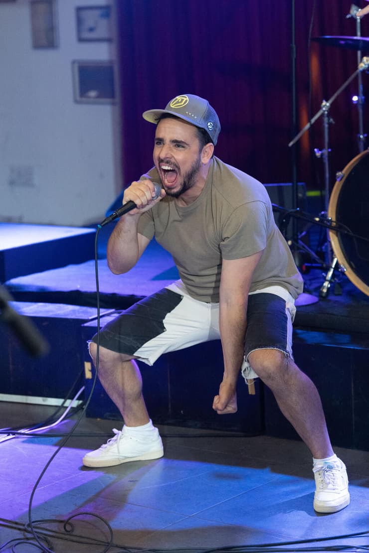 תנו לו את הג'וב. דניאל חן עם הדג נחש (צילום: עוז מועלם) דניאל חן עם הג נחש