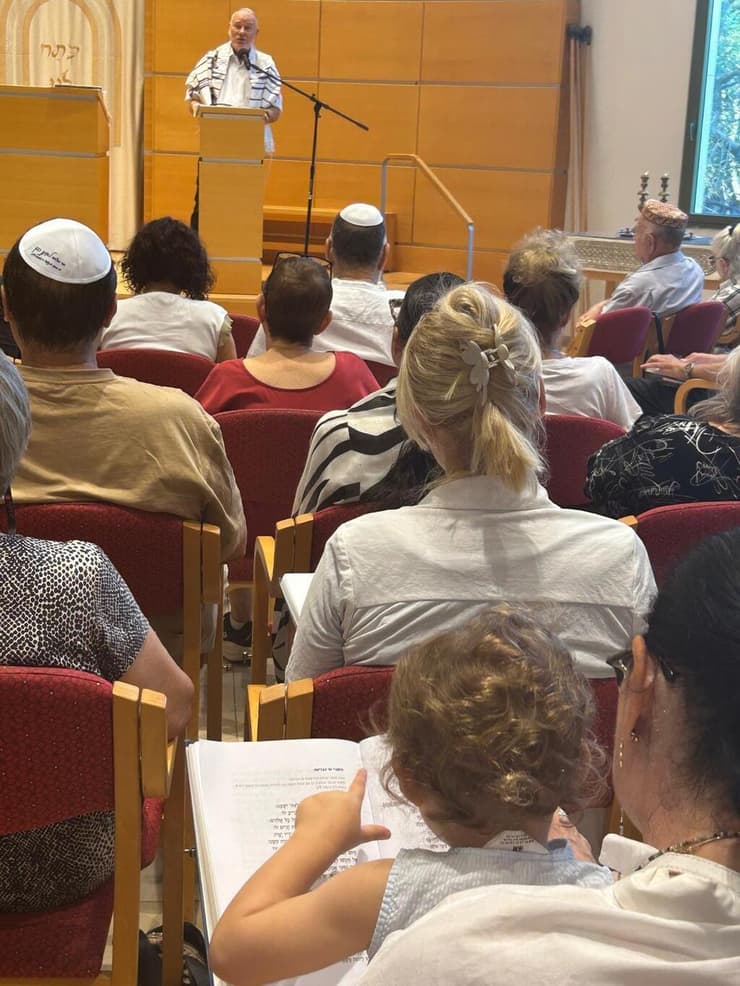 "משפחה לא צריכה להתפצל, היא יכולה לשבת ביחד. בבית הכנסת שלנו אין מחיצות", אנה קיסלנסקי (צילום: באדיבות התנועה הרפורמית) תפילה לילדי התנועה הרפורמית