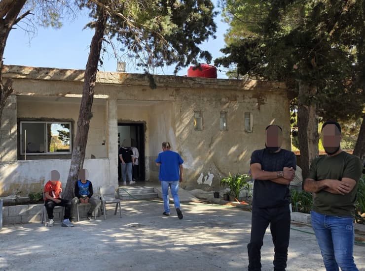תור הממתינים למרפאה המקומית בכפר חאדר, סוריה