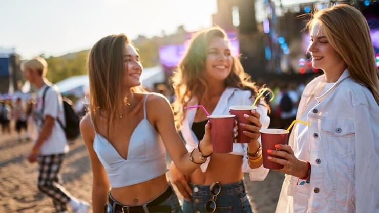 גם שתייה מופרזת לסירוגין, ולא רק שתייה כרונית, עלולה להזיק למוח המתפתח (צילום: Shutterstock) אלכוהול