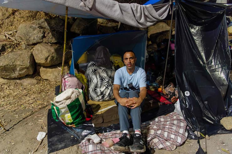 צילום: Antonio Sempere / AFP מהגרים בחוף אל טראמפולין ב סאוטה מובלעת של ספרד