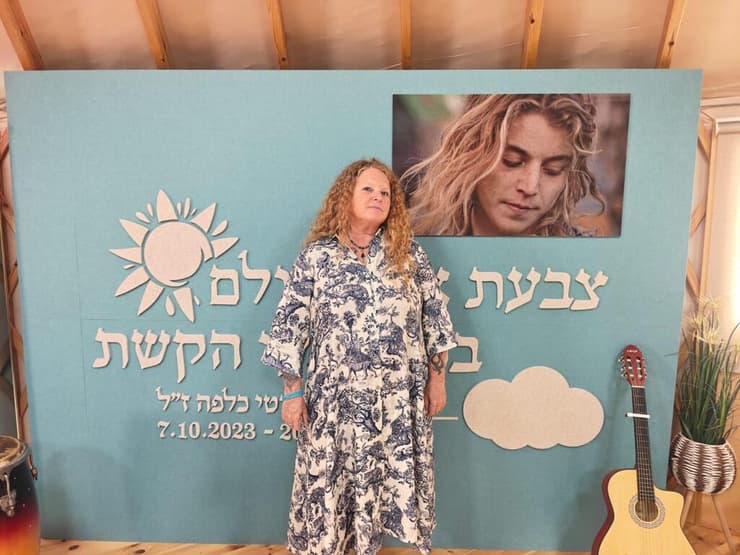 נטליה בחדר המוזיקה לזכר בנה, קשת קסרוטי ז"ל. "מקום שבו הילדים יוכלו להוציא את העצבים" (צילום: באדיבות ארגון "לזכור לנצח") נטליה בחדר המוזיקה לזכר בנה, קשת קסרוטי ז"ל. "מקום שבו הילדים יוכלו להוציא את העצבים"