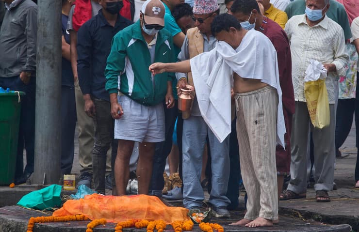 צילום: AP Photo/Niranjan Shrestha נפאל אסון שיטפון גבול טיבט טקס הלוויה סמלי ב קטמנדו שורפים בובות קש במקום גופות
