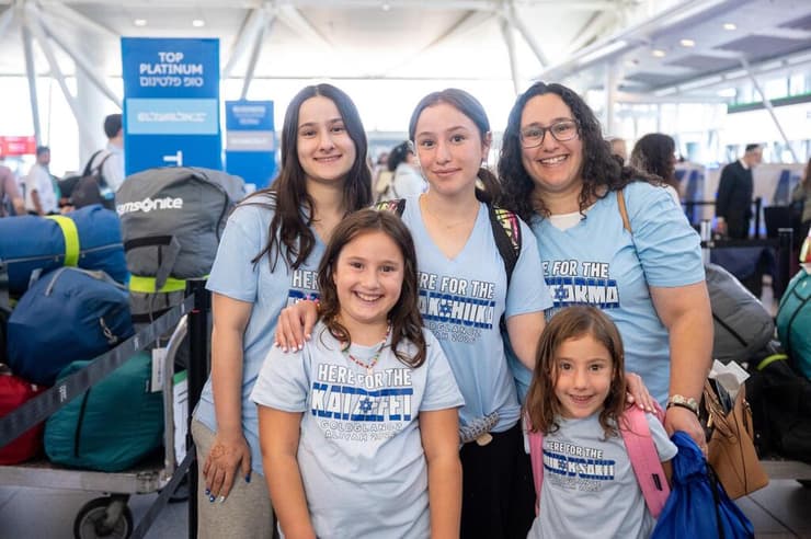 רבקה גולדגלנץ ובנותיה. "כשהייתה לי הזדמנות, בחרתי רק בישראל" (צילום: שחר עזרן) רבקה גולדגלנץ ובנותיה