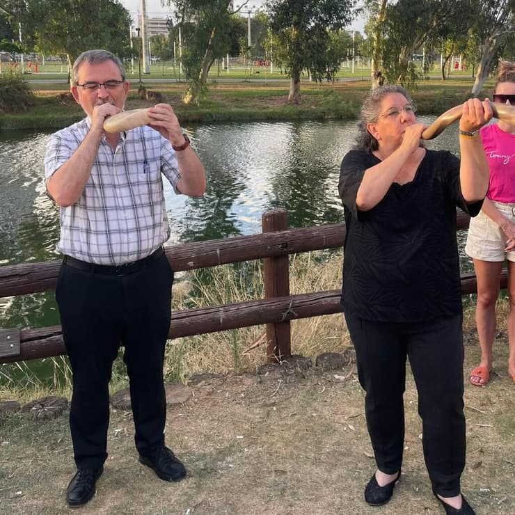 "החגים הם לא מוצר מוגמר אלא מערכת יחסים מתפתחת", אנה קיסלנסקי (צילום: באדיבות מרכזי דניאל בתל אביב) תשליך על גדות הירקון