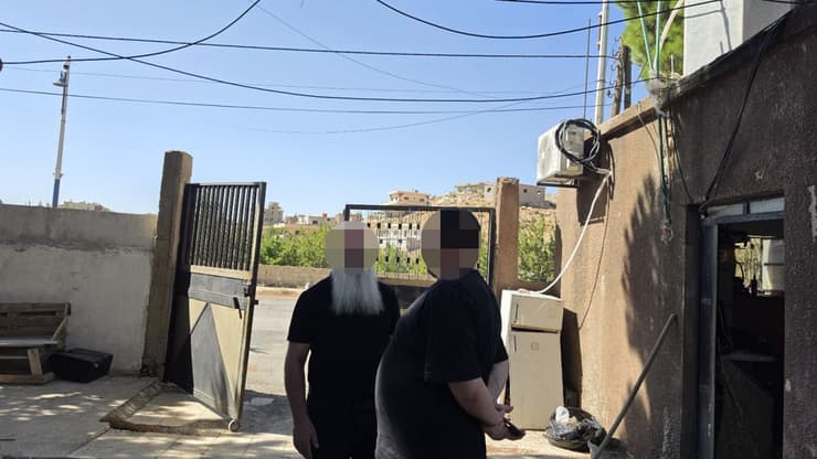 בצה"ל נערכים לצעד היסטורי נוסף. מחוץ למרפאה בכפר חאדר (צילום: יאיר קראוס ) תור הממתינים למרפאה המקומית בכפר חאדר, סוריה