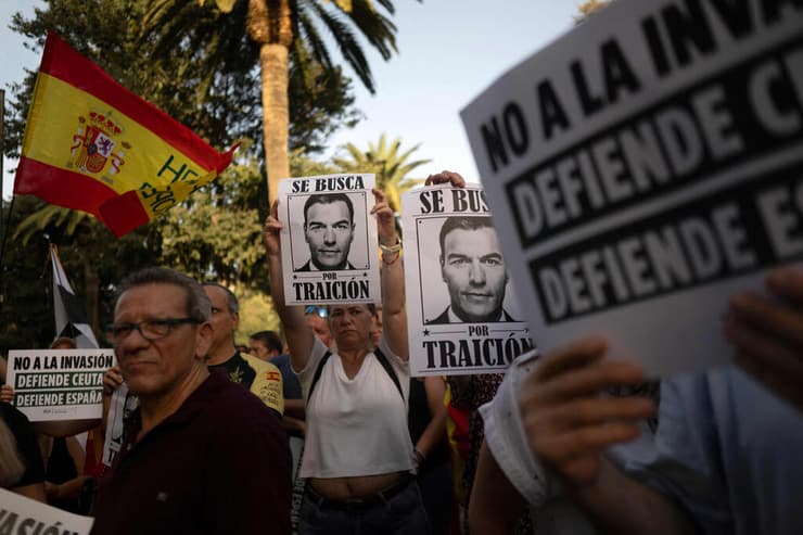 גם במאלגה הפגינו אתמול נגד סנצ'ס (צילום: JORGE GUERRERO / AFP)) מלאגה ספרד הפגנה בעד סאוטה ונגד ראש הממשלה פדרו סנצ'ס